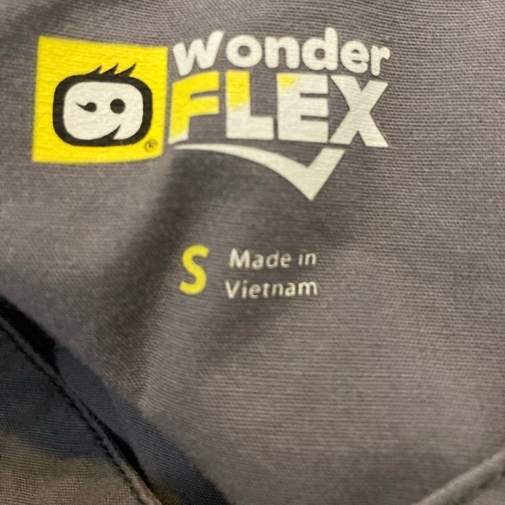 Wonder flex scrub top - Picture 3 of 4